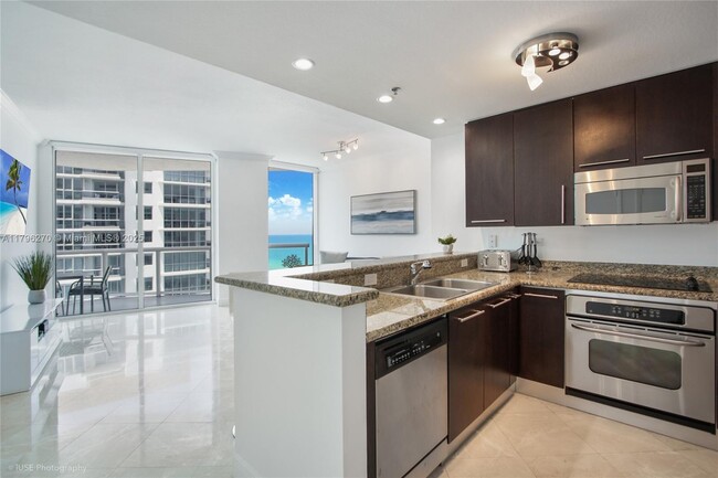 Building Photo - 6515 Collins Ave