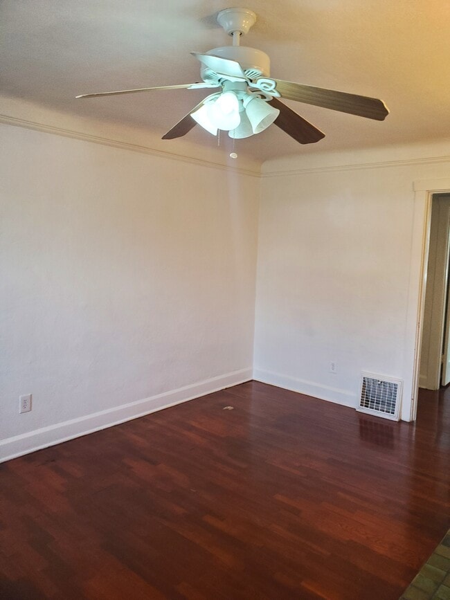 Building Photo - 806 Tieton Dr
