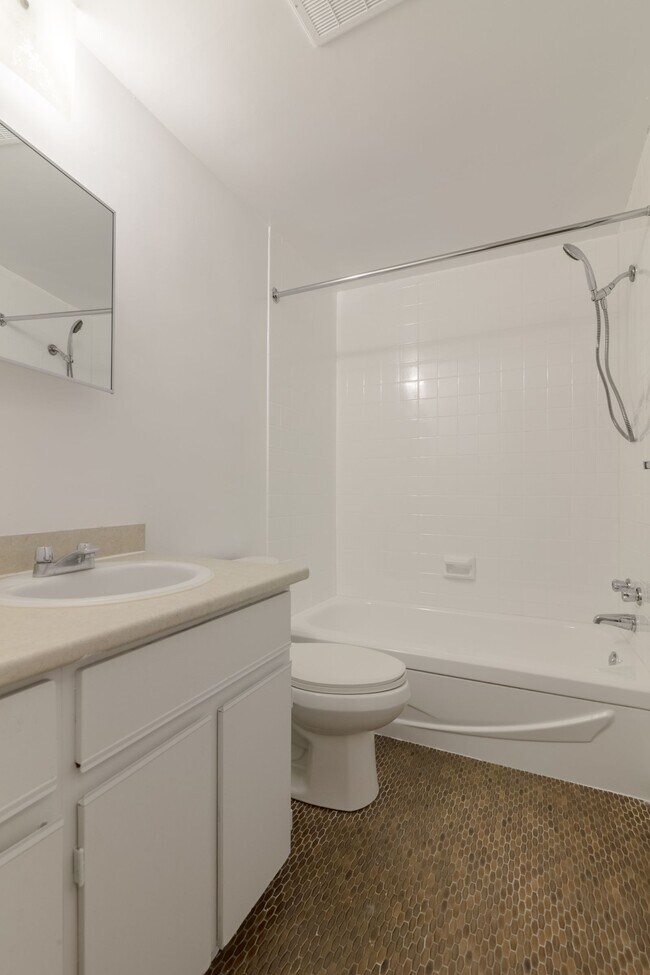 Building Photo - 900 Av. Rockland