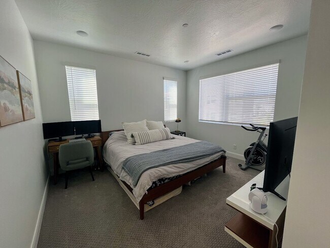 Foto del edificio - Experience Resort-Style Living in Desert Color!