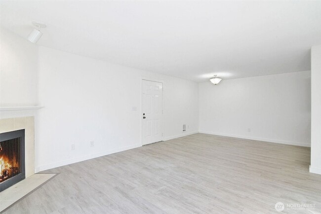Foto del edificio - 16817 Larch Way