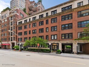 Building Photo - 202 E Walton Pl