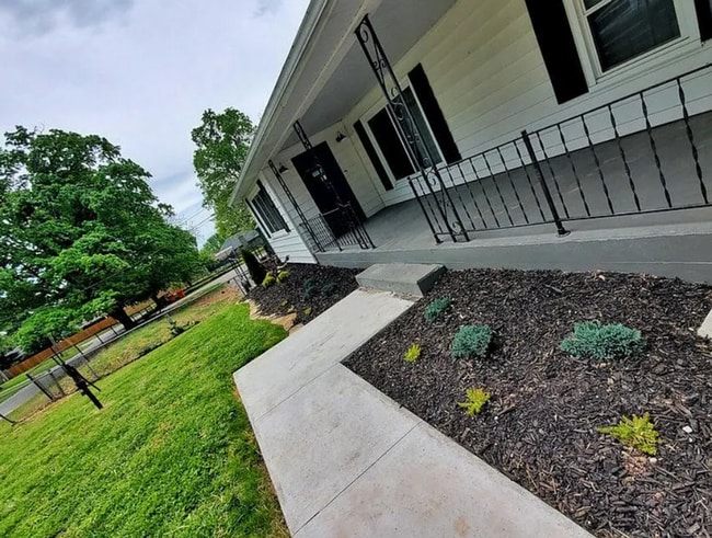 Building Photo - Cute 2 bedroom in South East Springfield