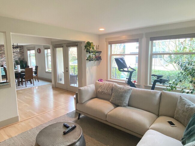 Foto del edificio - AVAILABLE NOW 3 BD 3.5 BA Townhome in Fremont