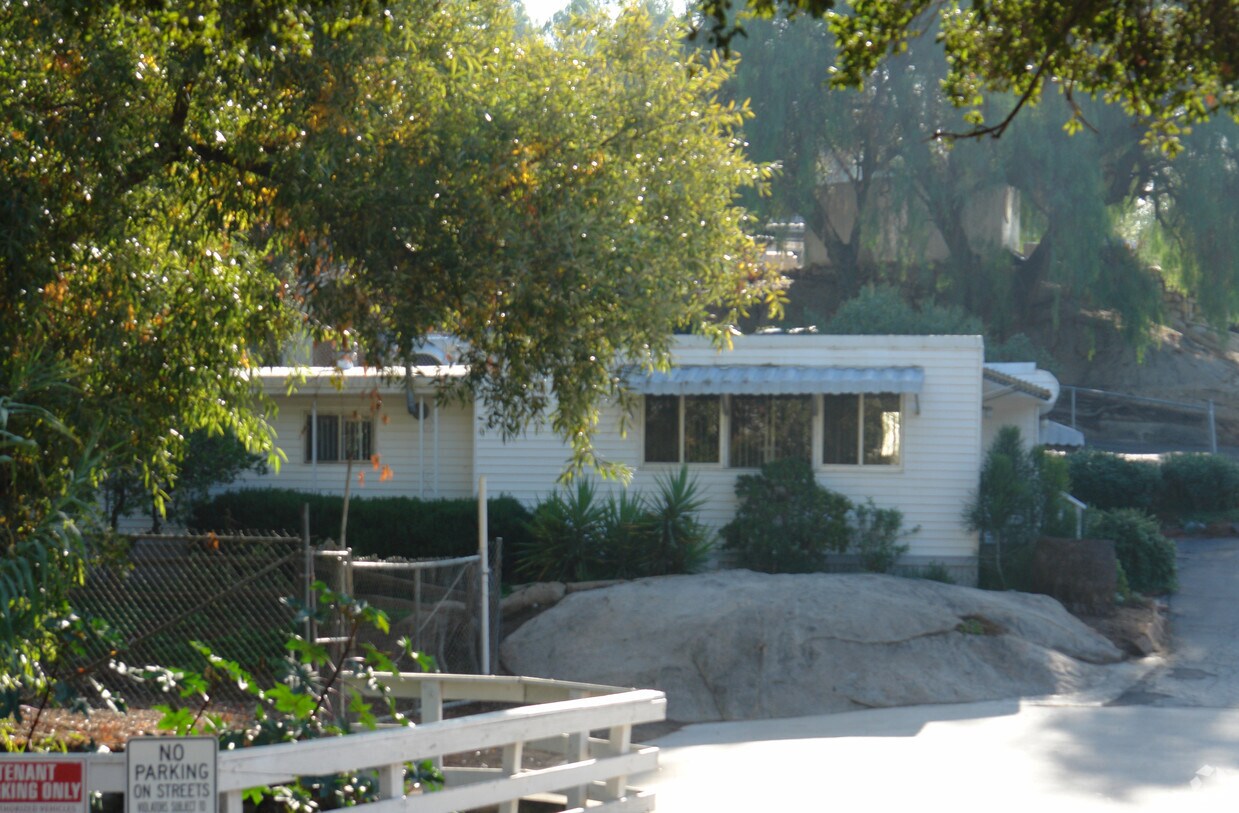 Glenview Mobile Lodge Community Apartments in Lakeside, CA