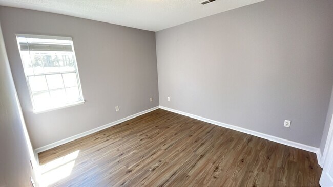 Building Photo - Nice 3 bedroom/2 bath home in quiet neighb...