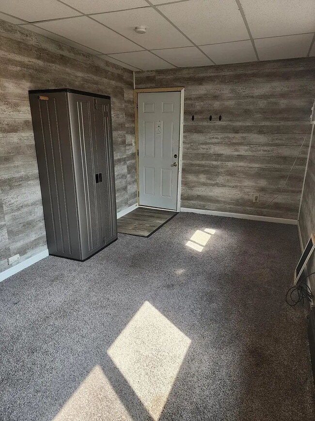 Building Photo - "Charming 1-Bed Gem in Virginia, MN – Perf...