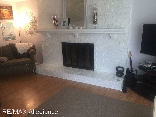 Building Photo - 3 br, 1.5 bath House - 4972 CENTURY DRIVE