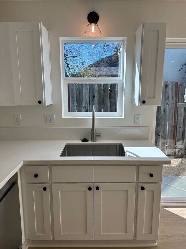 Foto del edificio - Now Leasing for the 2026-2027 School Year:...