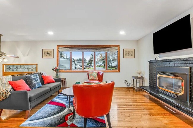 Building Photo - Exceptional 4 bedroom Renton Home - Furnis...