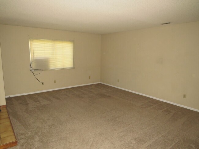 Building Photo - Unique 3-Bedroom Townhouse in Rockrimmon!