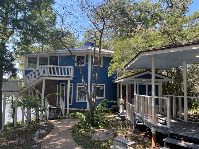 Foto del edificio - College Station - Lake Front Property - 3 bedroom / 1.5 bath - 2 story Home