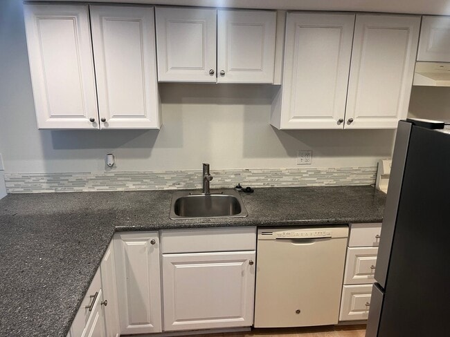 Building Photo - Two Bedroom Duplex Unit-Garage and nice fenced patio and side yard too
