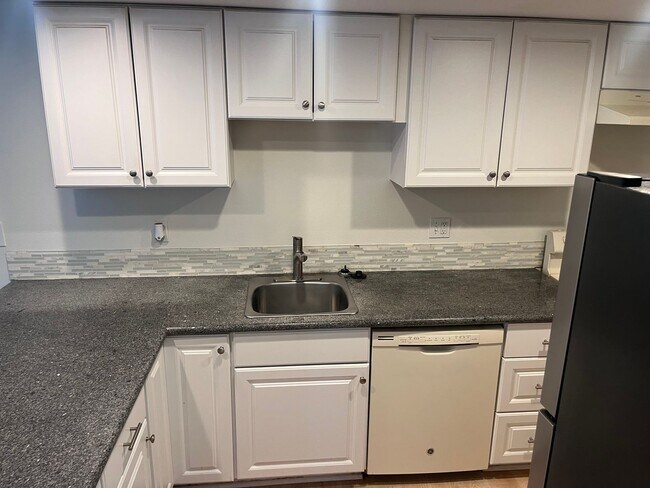 Foto del edificio - Two Bedroom Duplex Unit-Garage and nice fenced patio and side yard too