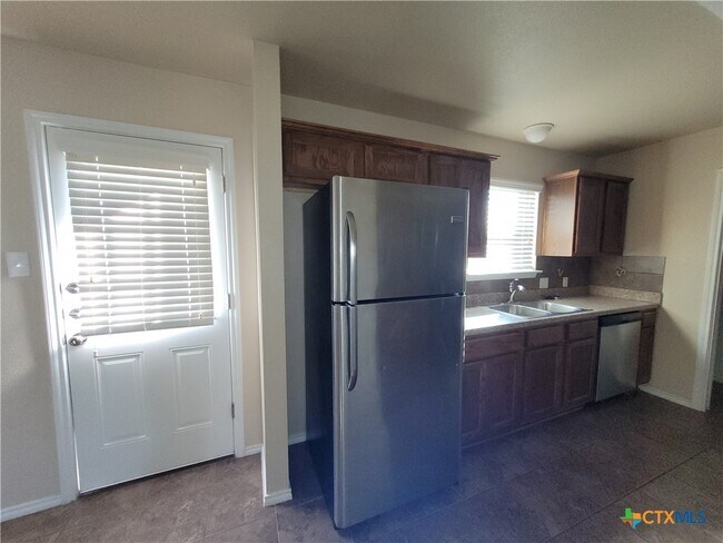 Building Photo - 935 Brookview Dr