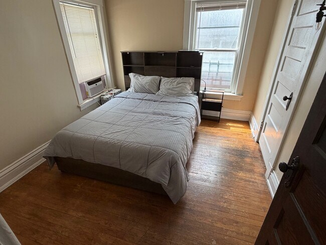 Cama Queen trasera - 3621 Wyandotte St