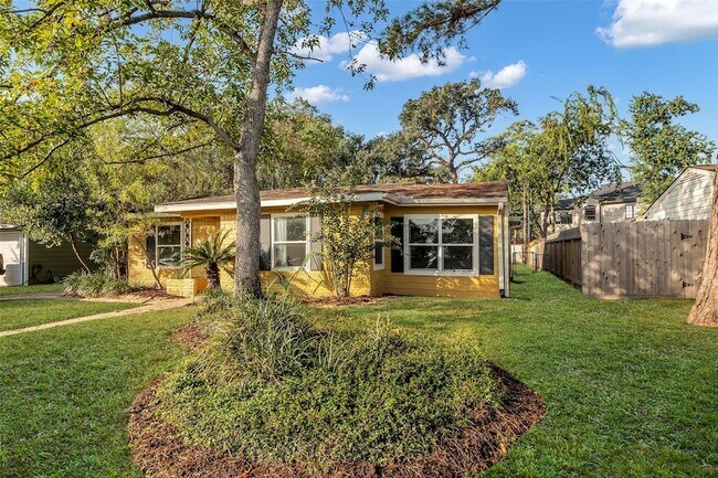 Foto del edificio - 4303 Piney Woods Dr