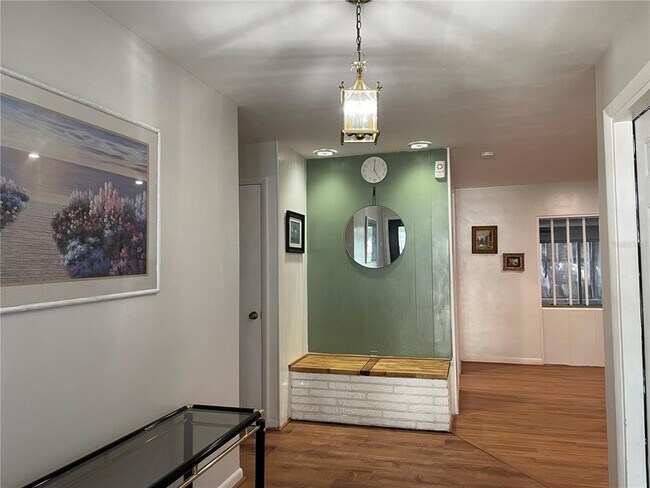 Foto del edificio - 8303 Lopez Dr