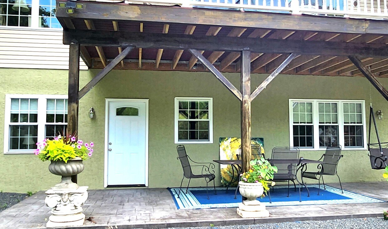 apt under deck - 2046 Durham Rd