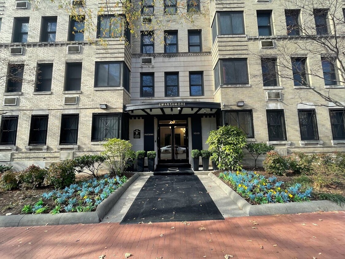 Primary Photo - Updated Corner Unit at the Swarthmore in F...