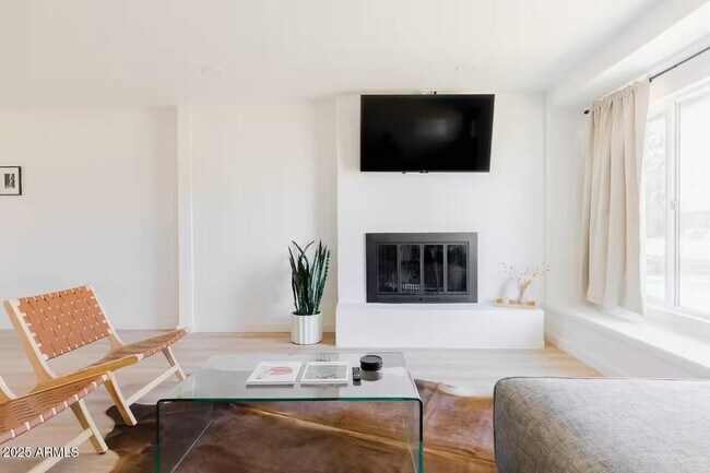 Foto del edificio - 8447 E Vernon Ave