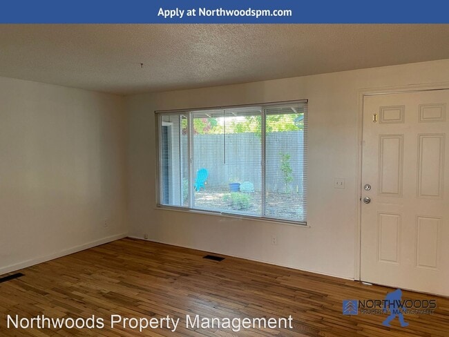 Building Photo - 2 br, 1 bath House - 823 Oak St