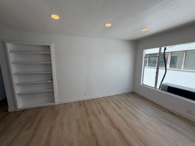 Building Photo - 478 S San Vicente Blvd
