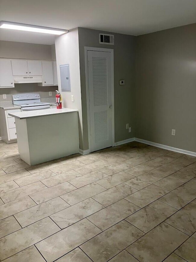 Foto del edificio - 241 Riley Ave