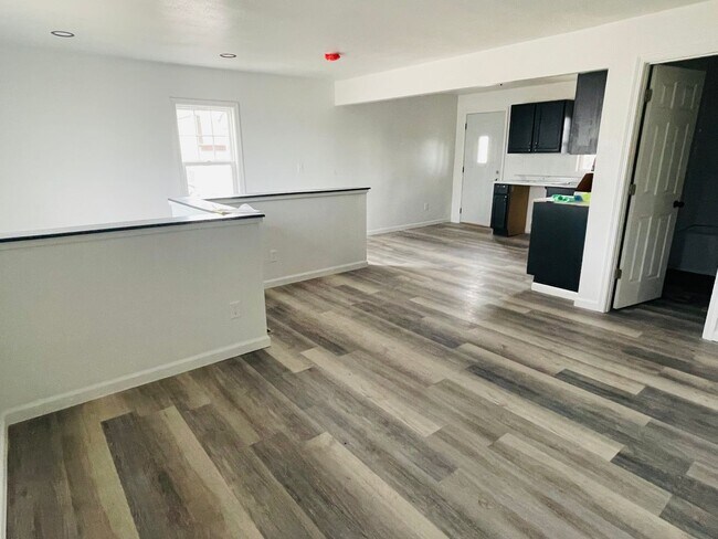 Building Photo - Single family house available!