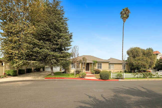 Foto del edificio - 4201 W Toluca Lake Ln