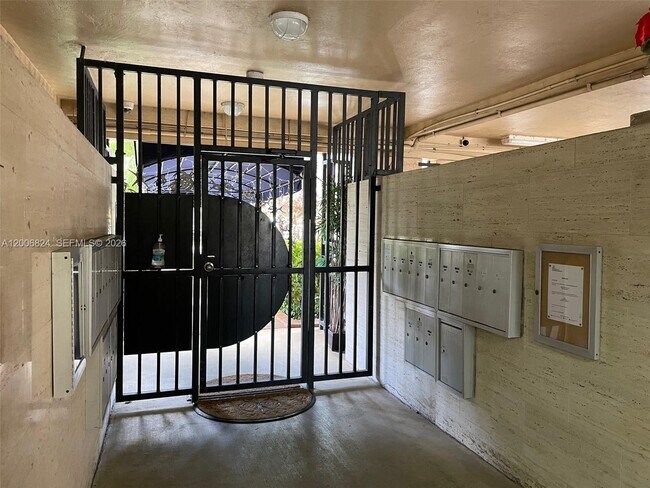 Foto del edificio - 2600 NE 135th St