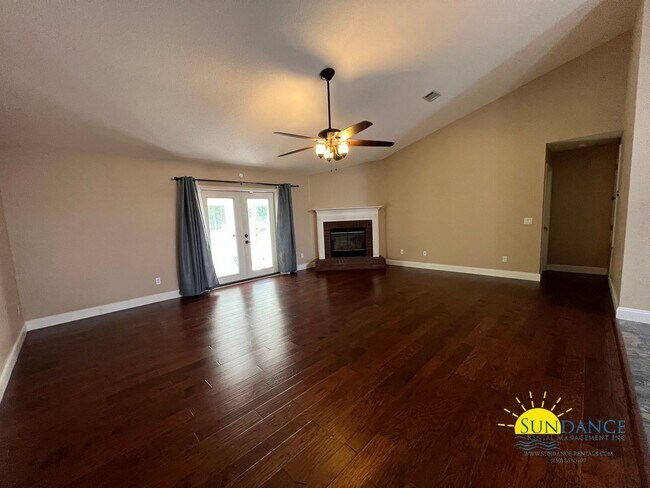 Building Photo - Grand 3 Bedroom Home in Holley by the Sea!