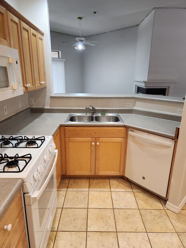 Building Photo - 2-Bedroom, 2-Bathroom Condo in Sunnyside- ...
