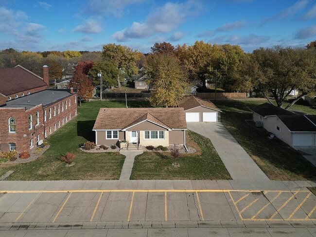 Building Photo - 405 E 5th St