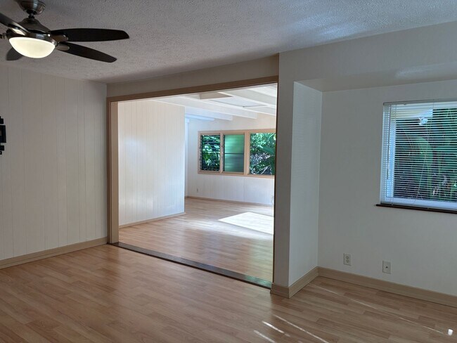 Foto del edificio - Very Spacious, Well Maintained, Hidden Gem on Quiet Street