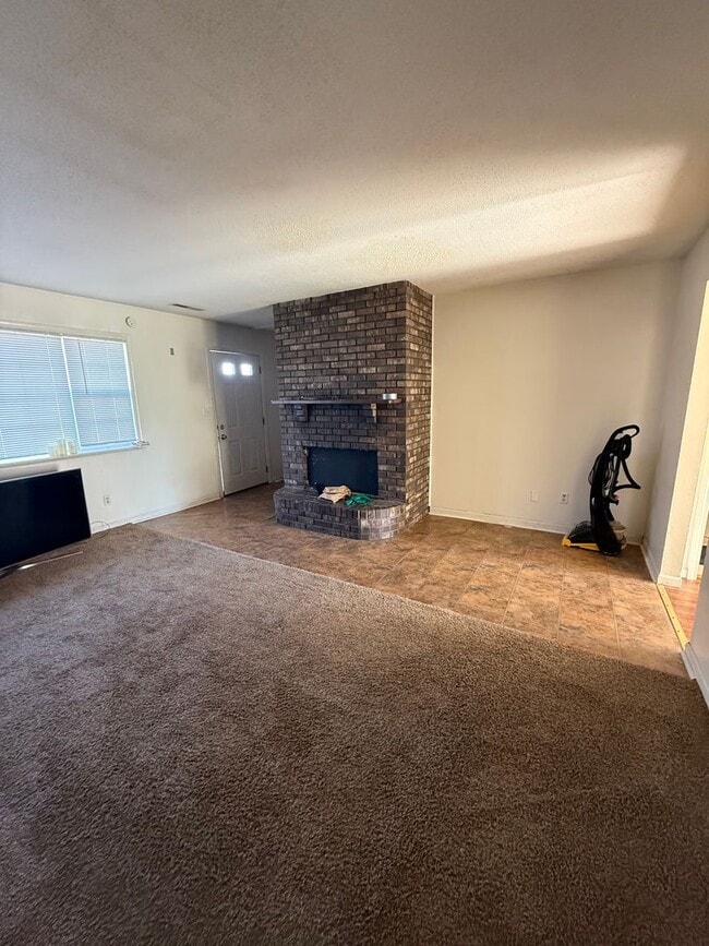 Building Photo - 4460 Hillcrest Dr