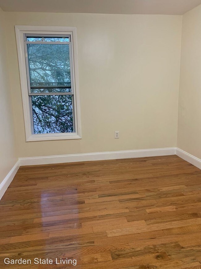 Building Photo - 3 br, 1 bath House - 45 N 5th St