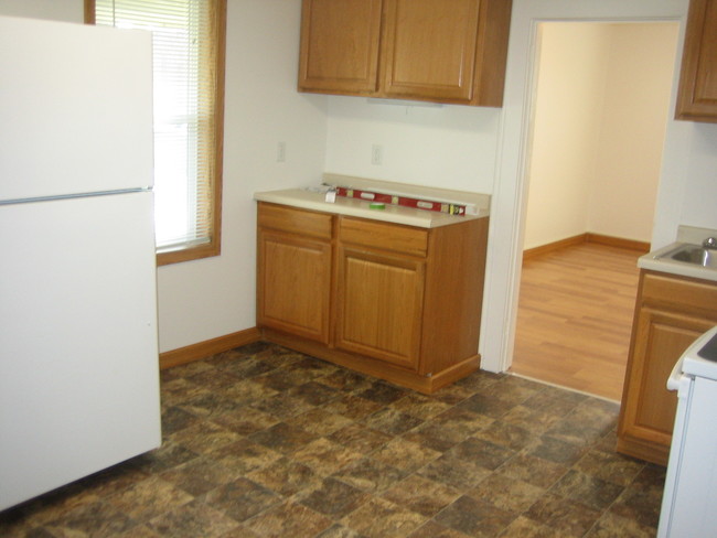 kitchen - 222 W Broadway Ave