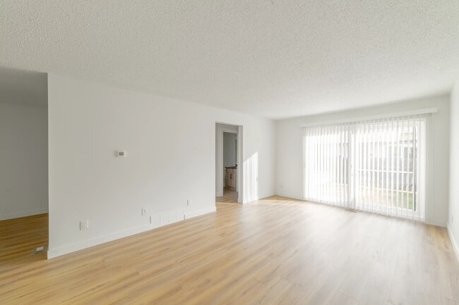 Building Photo - Huntington Townhomes