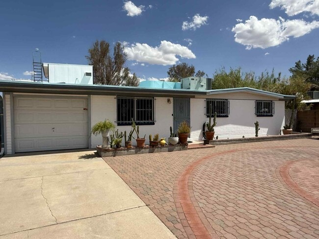 Building Photo - 8574 E Ruby Dr