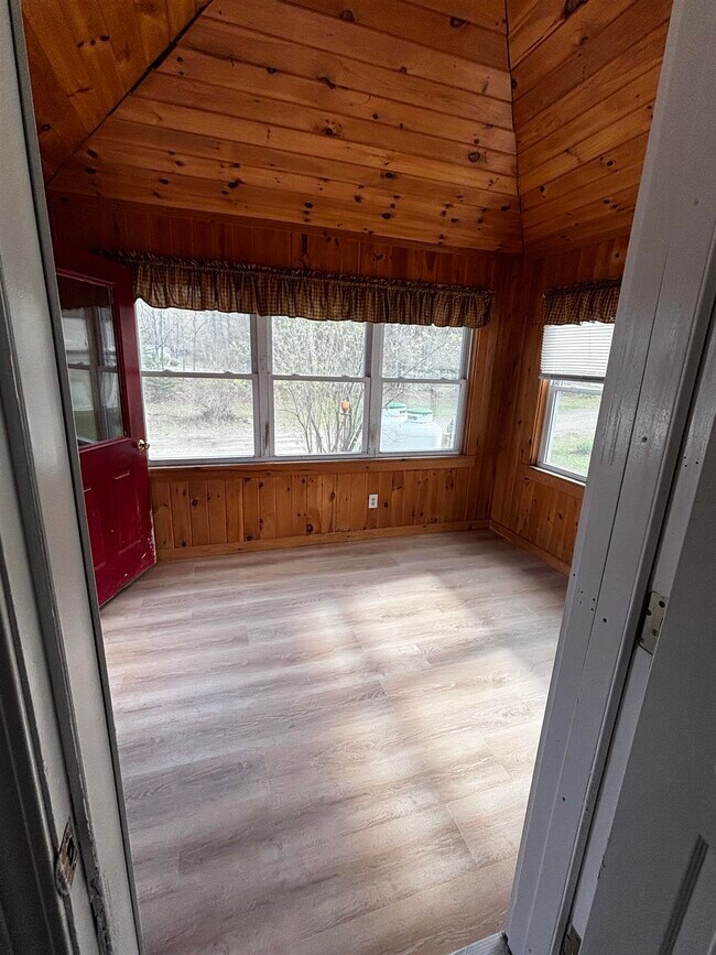 Building Photo - 49 River Rd