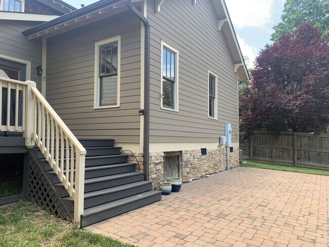 Building Photo - Charming Home