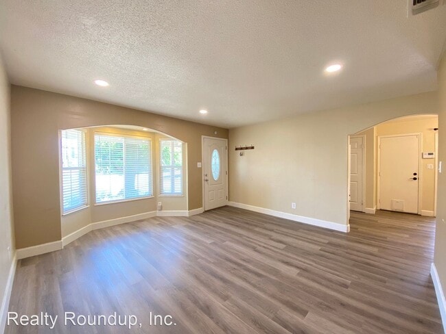 Building Photo - 3 br, 2 bath House - 4940 79th St