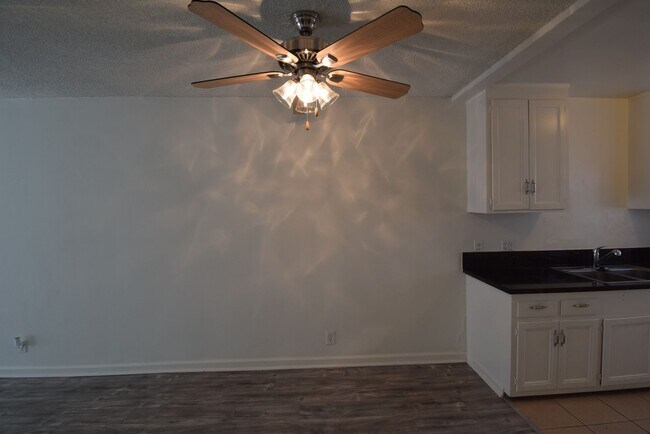 Building Photo - 6512 Woodman Ave