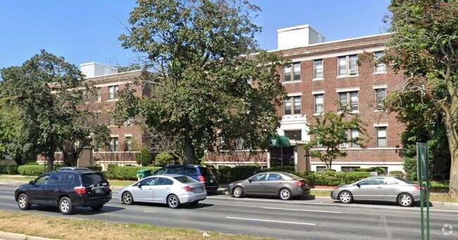 Building Photo - 87 Fellsway W