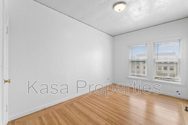 Building Photo - 1856 Spruce St