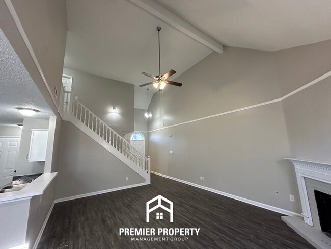Foto del edificio - 4 Bedroom Home for Rent in Memphis, TN | High Ceilings, Stone Fireplace & 2-Car Garage