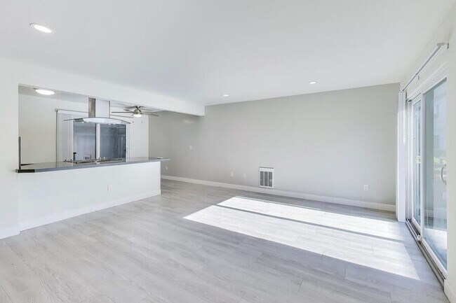 Foto del edificio - 1662 Hollenbeck Ave