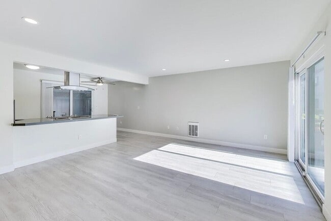 Building Photo - 1662 Hollenbeck Ave