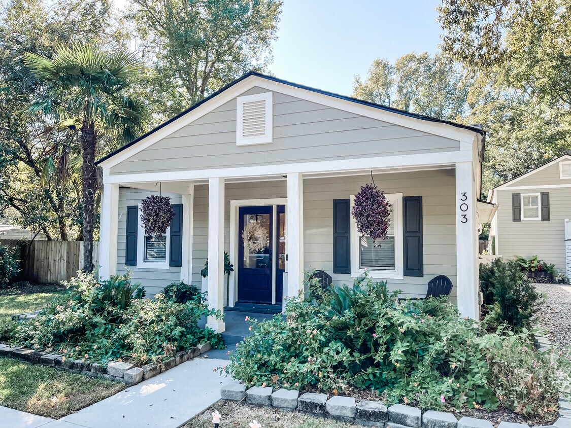 Front door and front porch - 303 Woodland Shores Rd